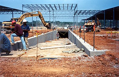 I hope that steel eventually collapses on a store forcing the Nashville Fire Marshall to condem the mall. (Image generously STOLEN from OpryMills.com back in 2000)