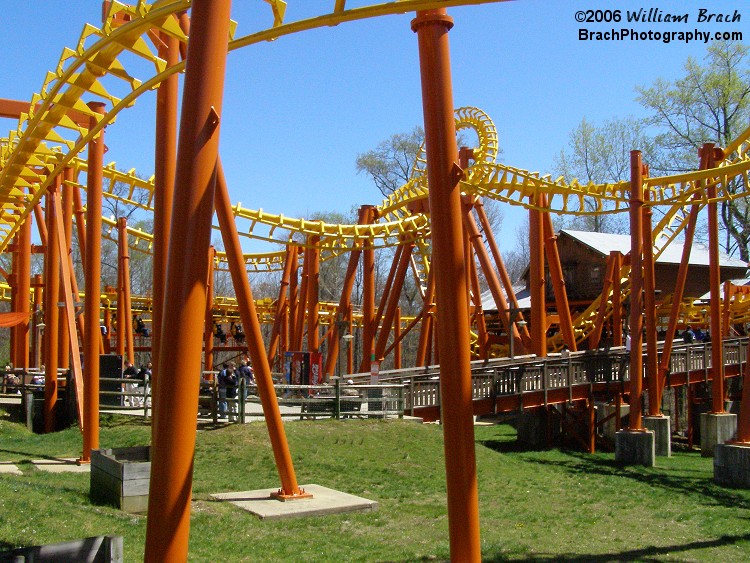 In the 2004/2005 offseason, Six Flags brought out their paint brushes and gave Mind Eraser a very nice, badly needed paint job and completely changed the color scheme for the ride.