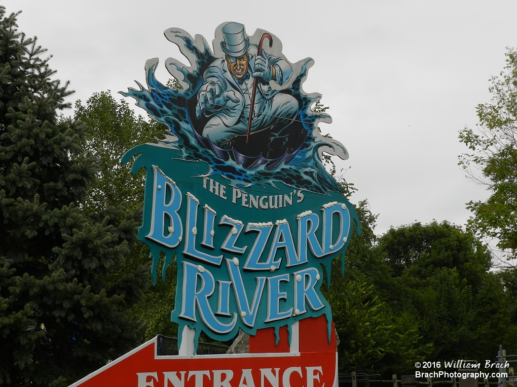 New-ish sign pointing guests to the ride entrance near the entrance to Oak Grove Picnic area.