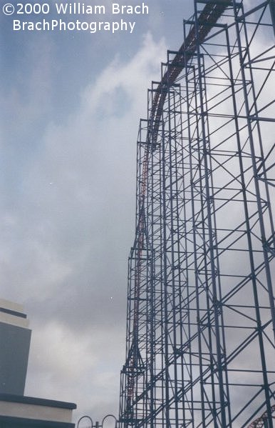 Superman: Ride of Steel's massive lift hill.