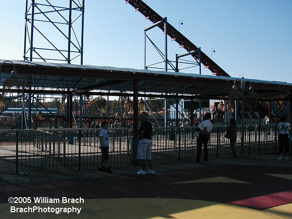 The queue shelter structure at Superman: Ride of Steel.