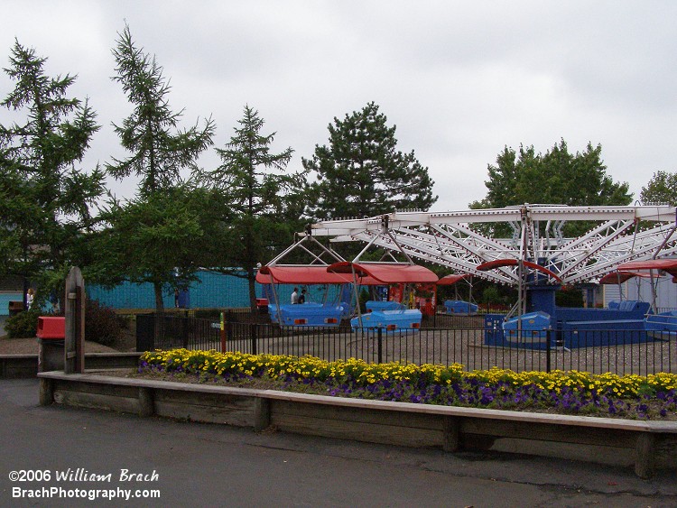 Opened in 1979, this is the ONLY Heintz Fahtze Twister ride of its kind in operation.  The ride itself is very similar to a paratrooper, only the gondolas don't swing out to a near 90-degree angle.