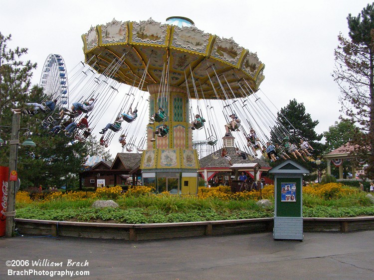 Lasso is Darien Lake's traditional Wave Swinger ride from Zierer.