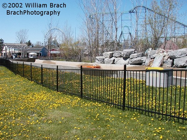 Grizzly Run was new in 1989 and on this Opening Day 2002, no one was riding it.  Might have had to do with the mid-50 degree weather we had that day.