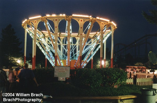 Rodeo Round Up featured blue lights until the end of the 2004 season.  The reason the park changed the light colors should be obvious.  Tons of burnt out blue bulbs.