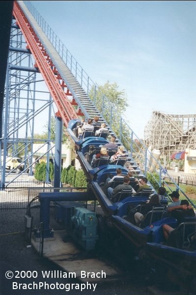 Superman: Ride of Steel's blue train going up the lift hill.