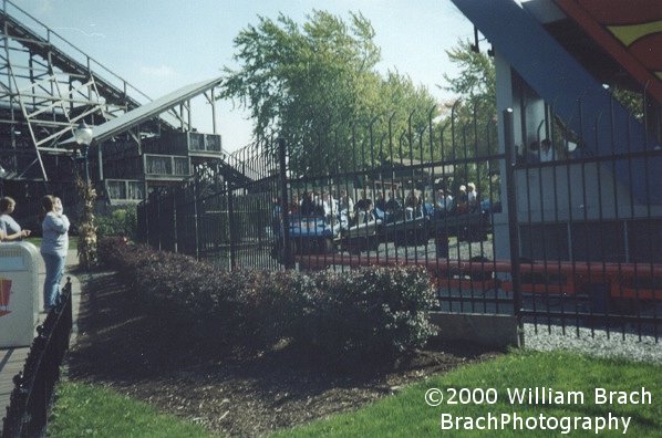 Superman: Ride of Steel's blue train departing the station.