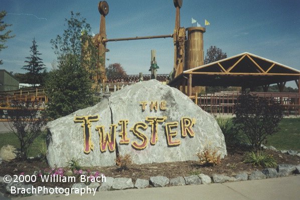 The sign, the queue, and the ride.