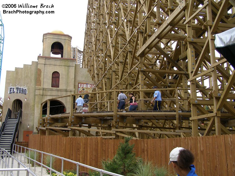 The ride malfunctioned the day I visited with the Coaster Crew.  Here we see the riders being evacuated from the track.